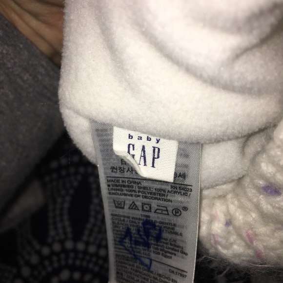 Gap gloves and hat - Picture 3 of 3